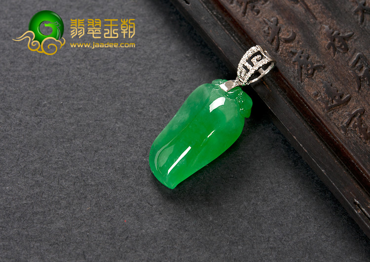 冰种阳绿缅甸翡翠A货镶白金扣福瓜挂件（真钻）