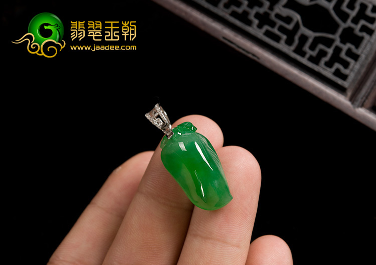 冰种阳绿缅甸翡翠A货镶白金扣福瓜挂件（真钻）