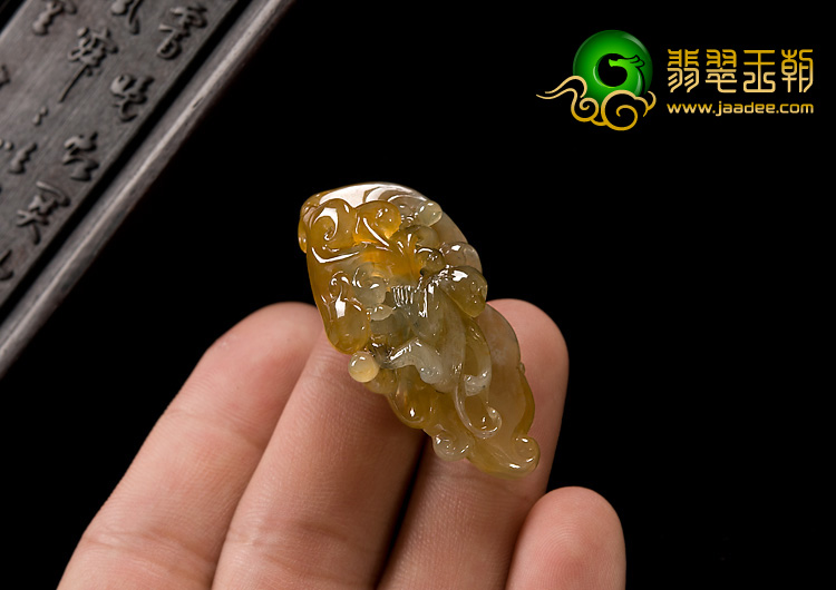 冰种褐黄翡缅甸翡翠A货灵猴献瑞挂件