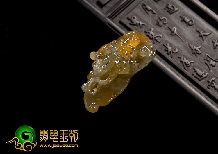 冰种褐黄翡缅甸翡翠A货灵猴献瑞挂件