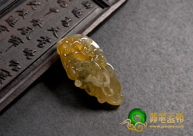 冰种褐黄翡缅甸翡翠A货灵猴献瑞挂件