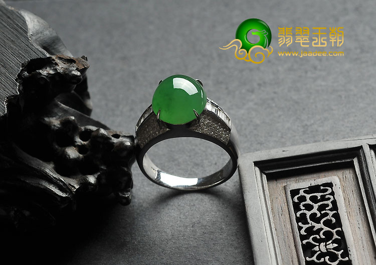 冰种阳绿缅甸翡翠A货镶白金钻石戒指（男戒）