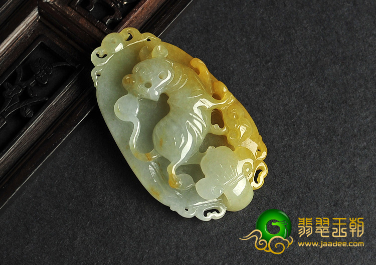 糯冰种黄翡缅甸翡翠A货生肖虎挂件