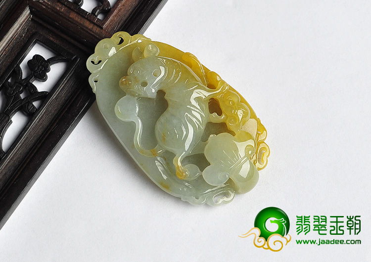 糯冰种黄翡缅甸翡翠A货生肖虎挂件