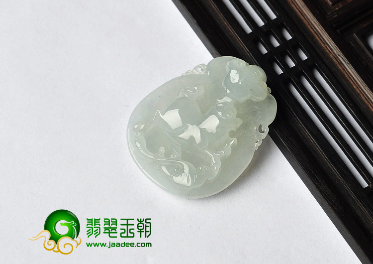 糯冰种缅甸翡翠A货生肖猪挂件