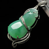 冰种苹果绿缅甸翡翠A货镶白金葫芦胸坠（真钻）
