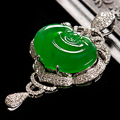 冰玻种正阳绿缅甸翡翠A货镶白金长命锁胸坠（真钻）