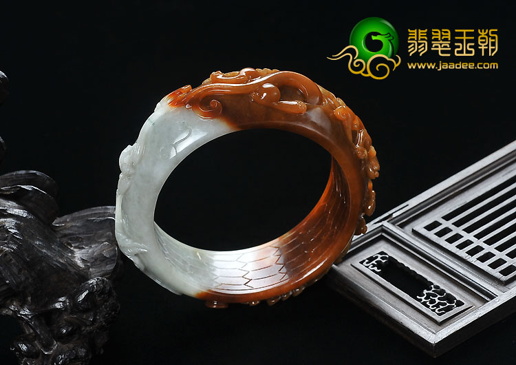 细糯种红翡缅甸翡翠A货仿古龙雕花手镯（57.7mm）