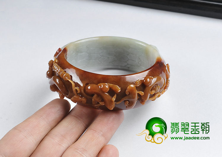 细糯种红翡缅甸翡翠A货仿古龙雕花手镯（57.7mm）