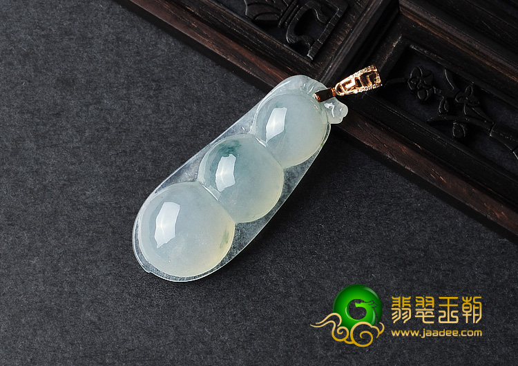 冰种飘花缅甸翡翠A货四季豆挂件