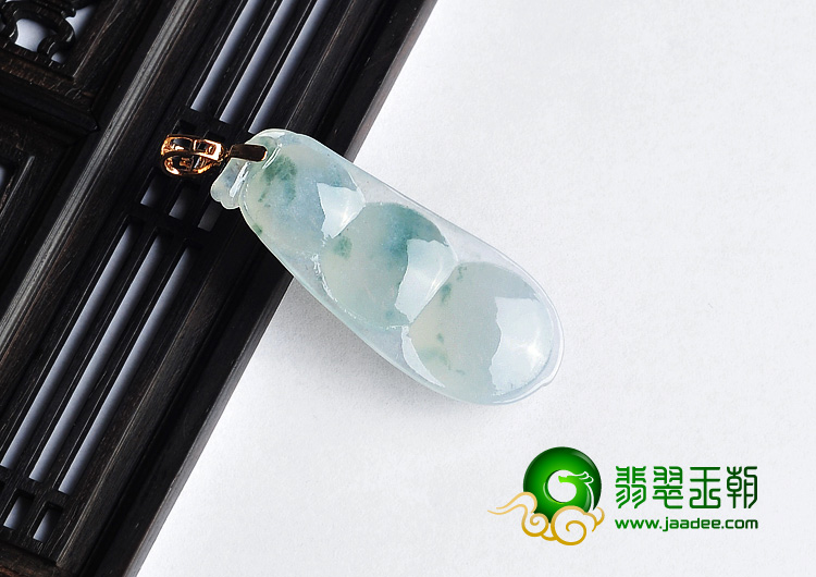 冰种飘花缅甸翡翠A货四季豆挂件