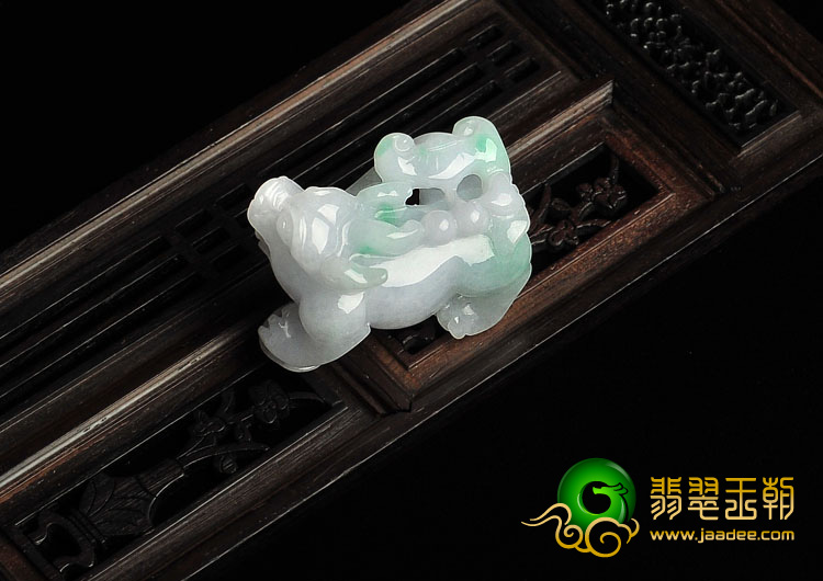 糯冰种白底青缅甸翡翠A货貔貅挂件