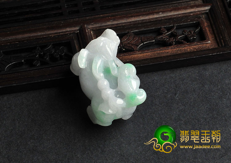 糯冰种白底青缅甸翡翠A货貔貅挂件