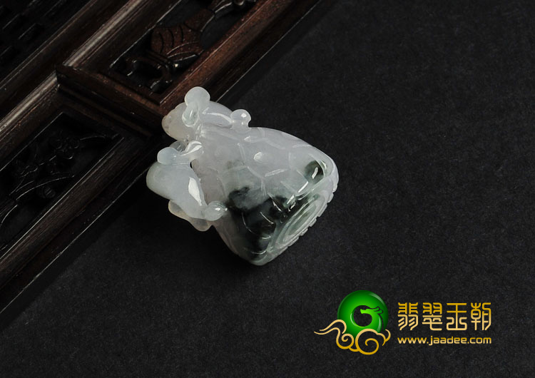 糯冰种飘花缅甸翡翠A货金蟾挂件