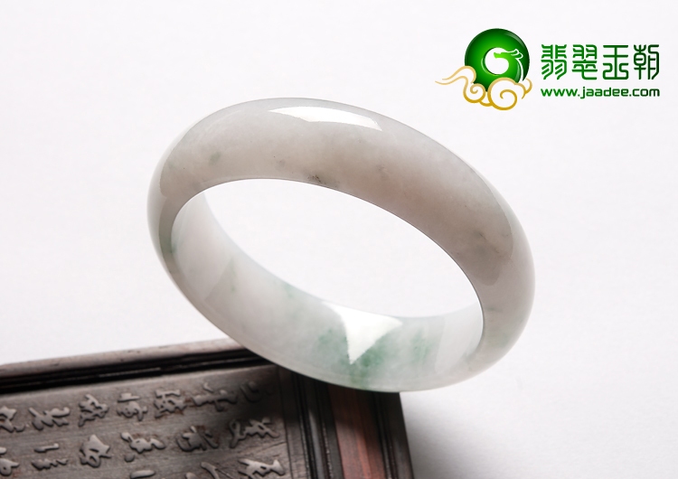 （超值推荐）糯冰种飘绿花缅甸翡翠A货手镯（57.8mm）