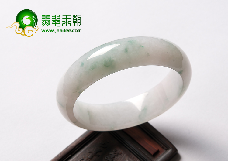 （超值推荐）糯冰种飘绿花缅甸翡翠A货手镯（57.8mm）