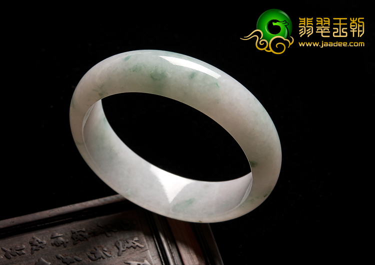 （超值推荐）糯冰种飘绿花缅甸翡翠A货手镯（57.8mm）