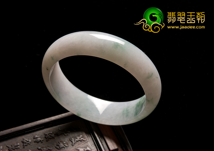 （超值推荐）糯冰种飘绿花缅甸翡翠A货手镯（57.8mm）