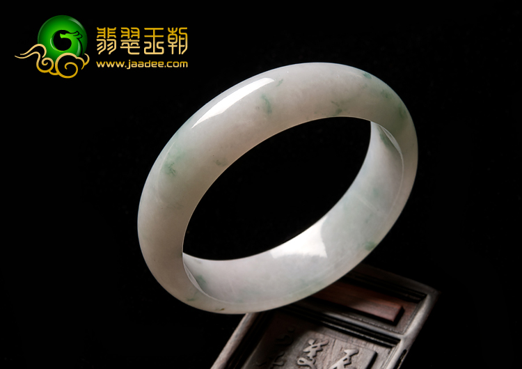 （超值推荐）糯冰种飘绿花缅甸翡翠A货手镯（57.8mm）