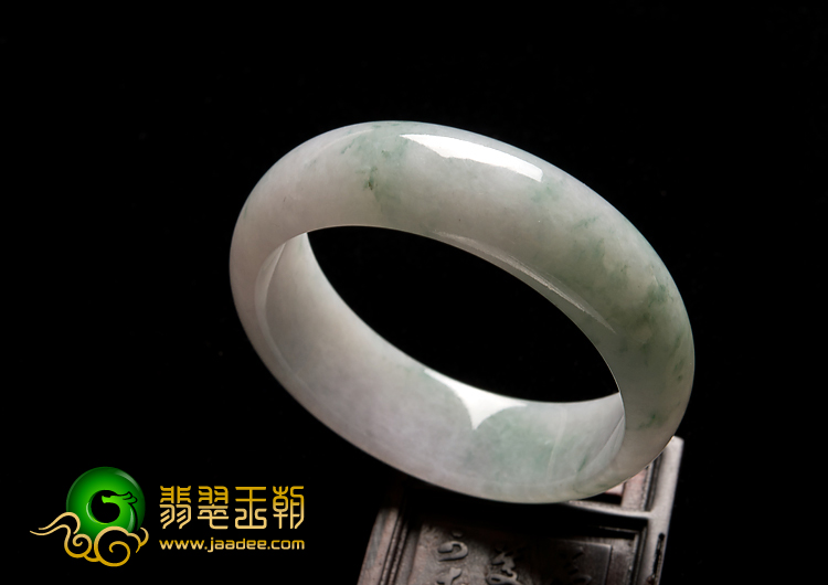 （成本清仓）糯冰种飘绿花缅甸翡翠A货手镯（55.3mm）