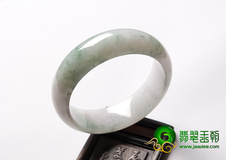 （成本清仓）糯冰种飘绿花缅甸翡翠A货手镯（55.3mm）