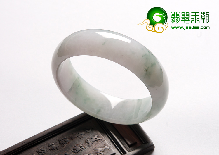 （成本清仓）糯冰种飘绿花缅甸翡翠A货手镯（55.3mm）