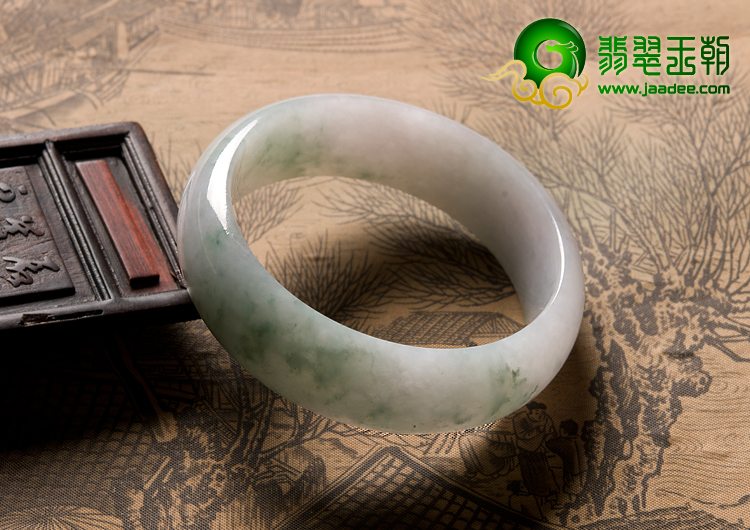 （成本清仓）糯冰种飘绿花缅甸翡翠A货手镯（55.3mm）