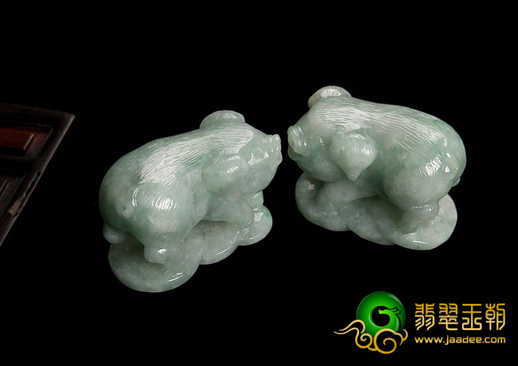 糯冰种晴水缅甸翡翠A货招财猪挂件（一对）