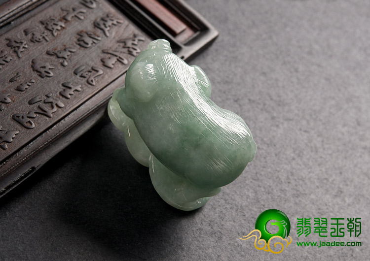 糯冰种晴水缅甸翡翠A货招财猪挂件（一对）