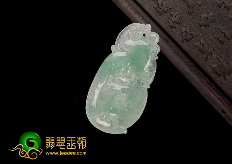 冰种翠色缅甸翡翠A货古龙吐珠挂件