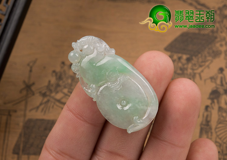 冰种翠色缅甸翡翠A货古龙吐珠挂件