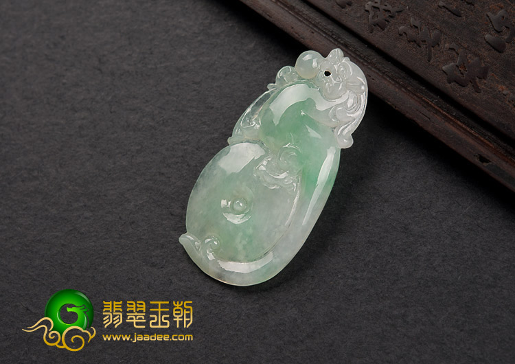 冰种翠色缅甸翡翠A货古龙吐珠挂件