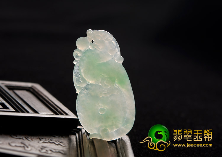 冰种翠色缅甸翡翠A货古龙吐珠挂件