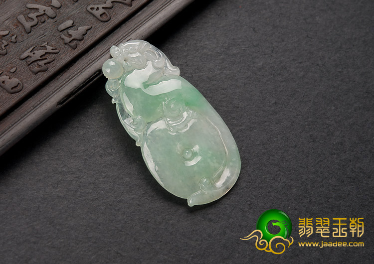 冰种翠色缅甸翡翠A货古龙吐珠挂件