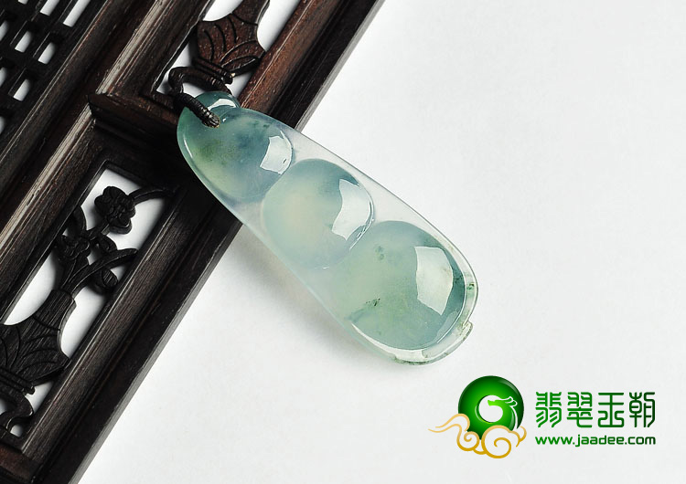 冰种飘花缅甸翡翠A货四季豆挂件