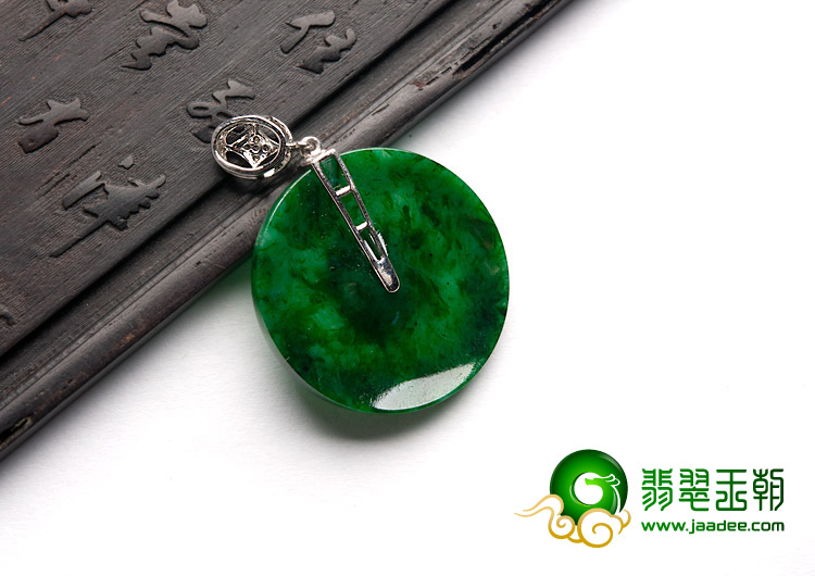 糯冰种癣加绿缅甸翡翠A货镶白金平安扣挂件（水钻）
