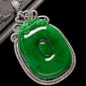 糯冰种阳绿缅甸翡翠A货镶白金福在眼前胸坠（真钻）
