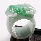 糯冰种翠色缅甸翡翠A货蝙蝠指环