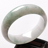 （成本清仓）糯冰种飘绿花缅甸翡翠A货手镯（55.3mm）
