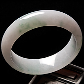 糯冰种飘绿花缅甸翡翠A货手镯（55.6mm）