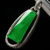 （超值推荐）冰种正阳绿缅甸翡翠A货镶白金平安牌胸坠（真钻）