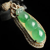 （超值推荐）冰种苹果绿缅甸翡翠A货镶玫瑰金四季豆胸坠（真钻）