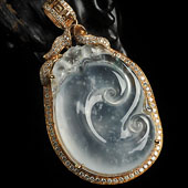 （超值推荐）玻璃种飘花缅甸翡翠A货镶玫瑰金如意胸坠（真钻）