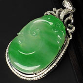 冰种阳绿缅甸翡翠A货镶白金如意胸坠（真钻）