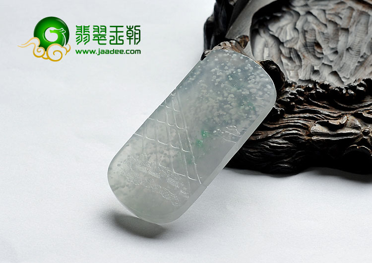 冰种略飘翠缅甸翡翠A货风雪山神庙挂件