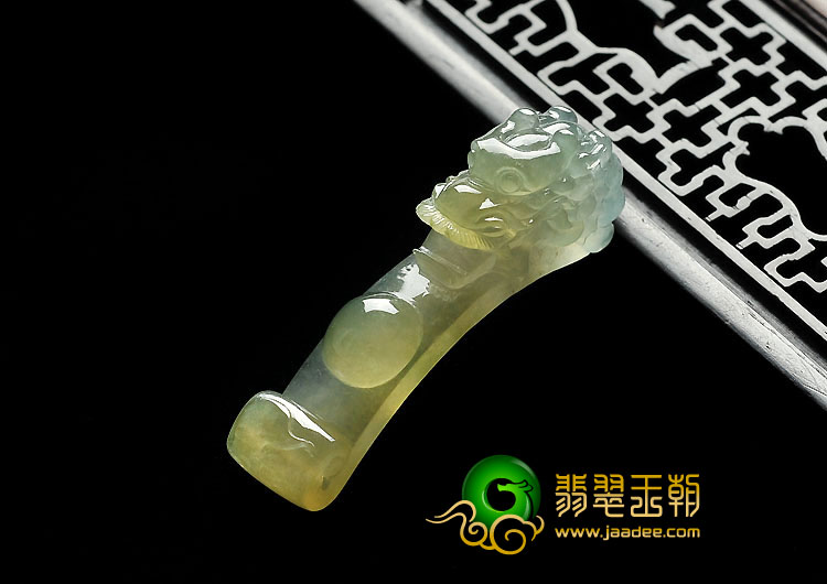 冰种淡黄翡缅甸翡翠A货龙钩挂件