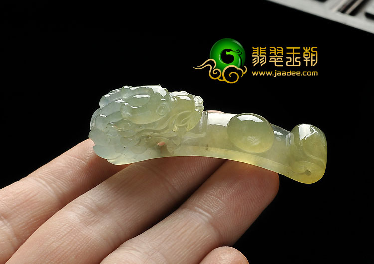 冰种淡黄翡缅甸翡翠A货龙钩挂件