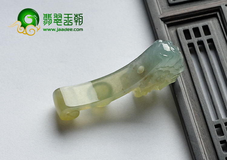 冰种淡黄翡缅甸翡翠A货龙钩挂件