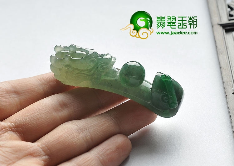 冰种晴水飘翠缅甸翡翠A货龙钩挂件