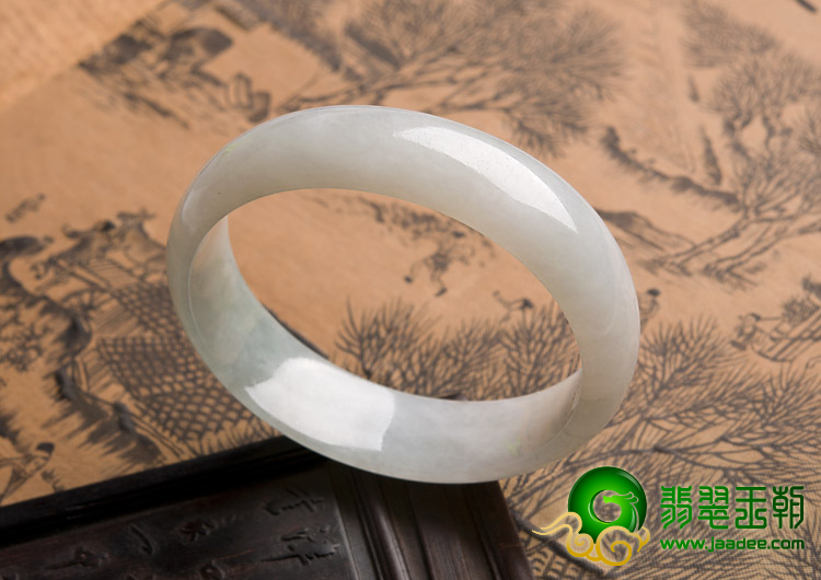糯冰种略飘花缅甸翡翠A货贵妃镯（55.6-50.7mm）